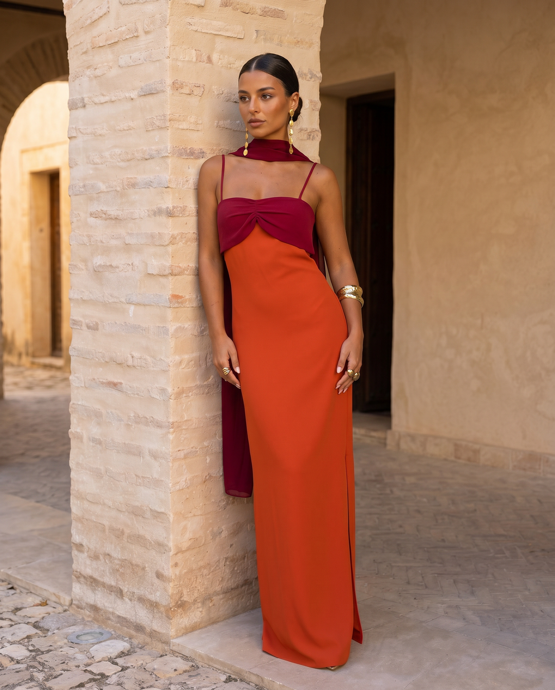 Sara™ | Vestido naranja con escote rojo