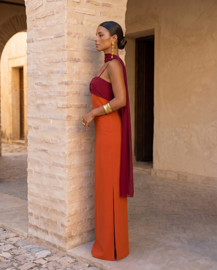 Sara™ | Vestido naranja con escote rojo